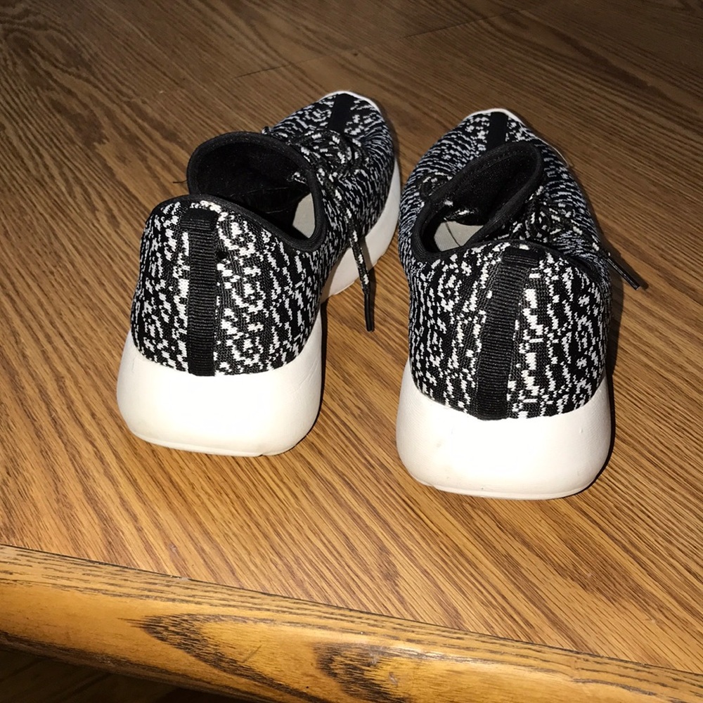 Practically new sneakers - Picture 2 of 3